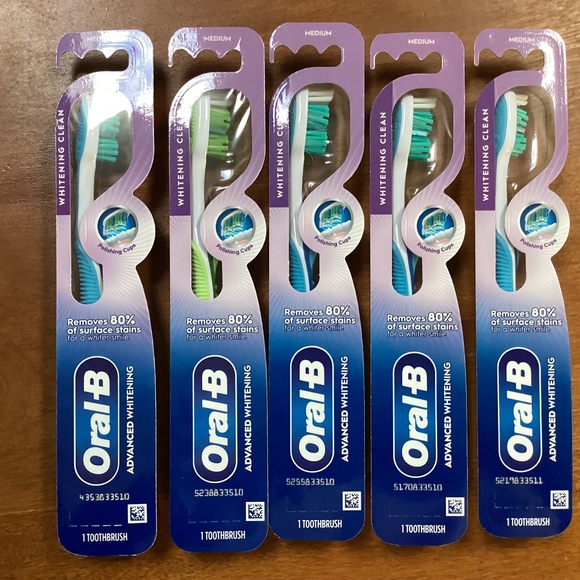 Oral B Medium Advanced Whitening Manual Toothbrush Bundle NEW - Picture 1 of 10